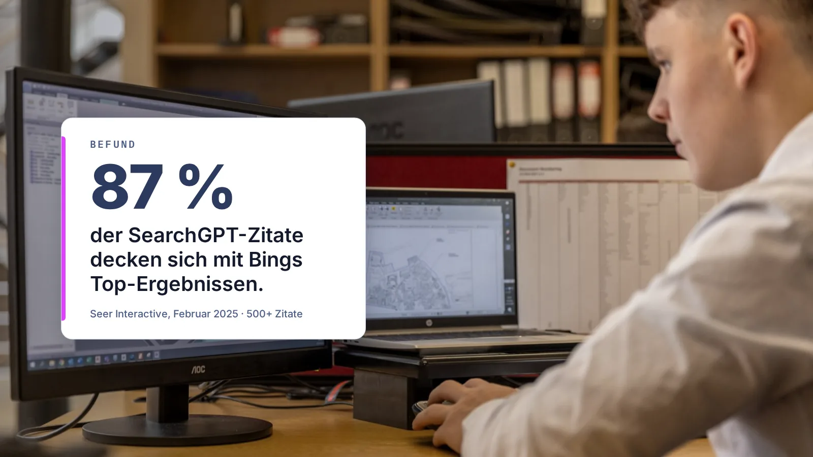 Ingenieur am Bildschirmarbeitsplatz; eingeblendeter Befund: 87 % der SearchGPT-Zitate decken sich mit Bings Top-Ergebnissen (Seer Interactive)